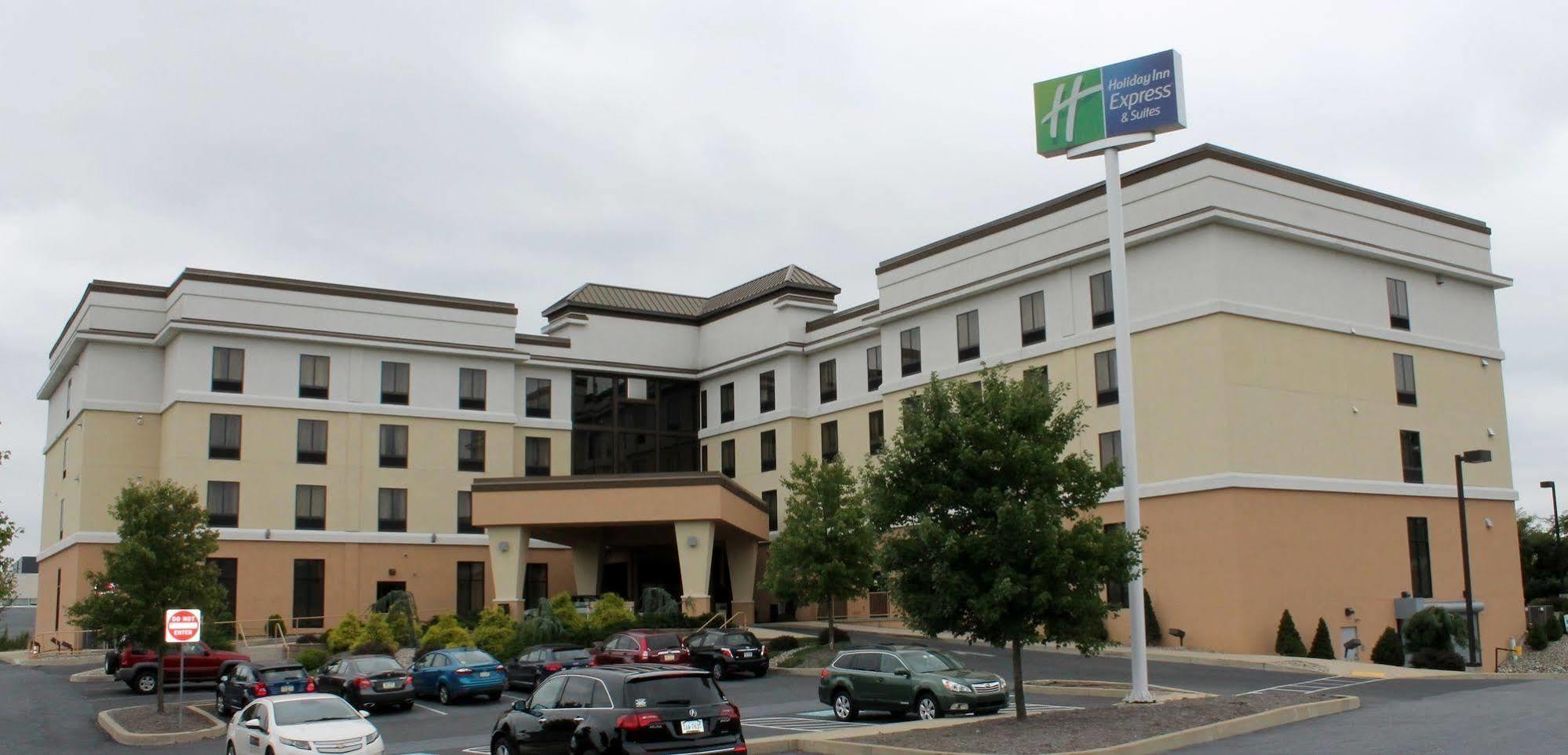 Holiday Inn Express & Suites Harrisburg West Mechanicsburg Bagian luar foto
